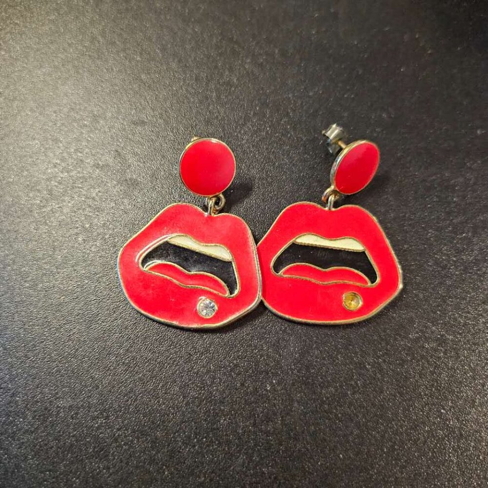 CHUU Korean Bold Red Lips Statement Earrings – Pop Art Style with Crystal Detail